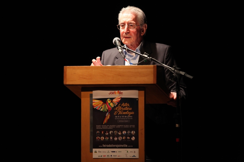 Presidente da FIESC, Glauco José Côrte, durante apresentação, em Joinville (foto: André Kopsch)