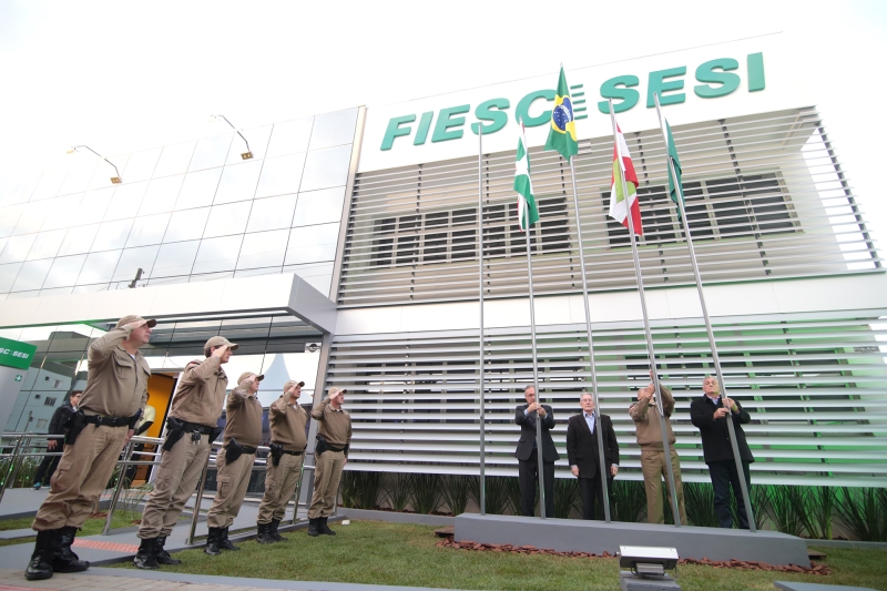 Entrega foi realizada nesta segunda-feira pelo presidente da FIESC, Glauco José Côrte (Foto: Júnior Duarte)