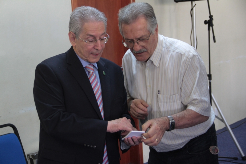 Presidente da FIESC, Glauco José Côrte (esq.), e Mário Lanznaster, da Aurora Alimentos (foto: divulgação FIESC)
