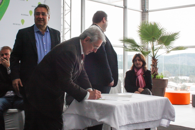Na solenidade, Côrte, juntamente com o governador de SC e demais autoridades, assinou o convênio Sinapse da Inovação (foto: Elida Ruivo)