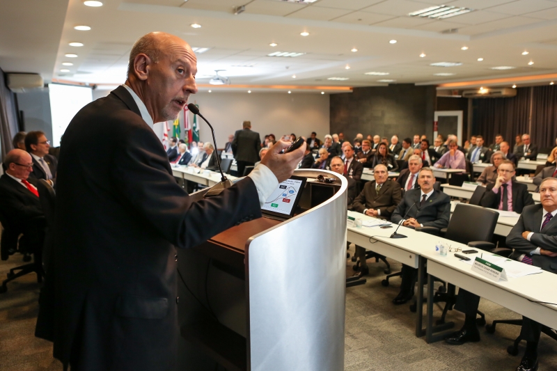 Economista Paulo Tafner durante apresentação na reunião de diretoria da FIESC (foto: José Luiz Somensi)