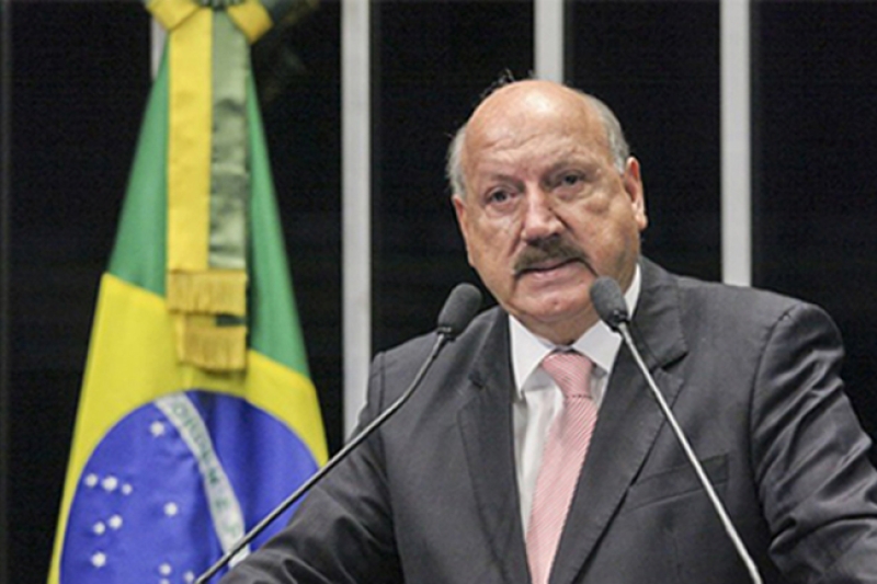 Luiz Henrique ocupou cargos de senador, governador, ministro, deputado federal e deputado estadual. Foto: Divulgação/Gabinete