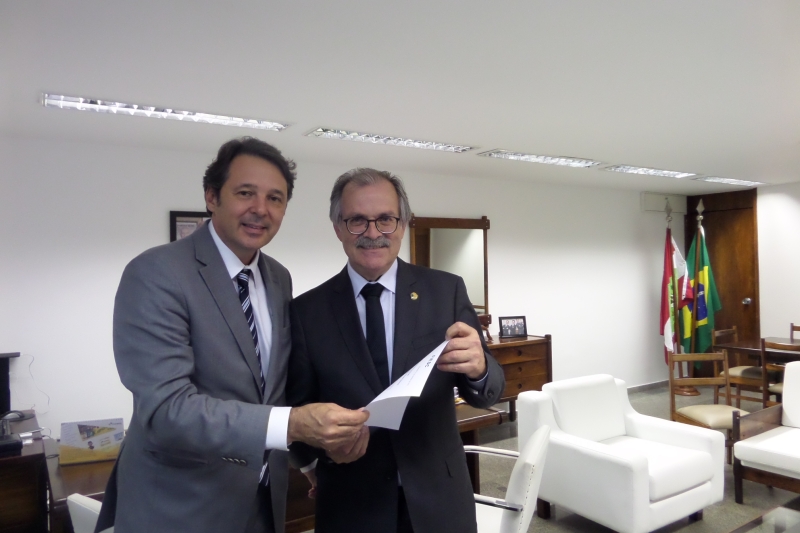 Diretor jurídico da FIESC, Carlos José Kurtz (à esq.), e o senador Dalirio Beber (foto: divulgação)