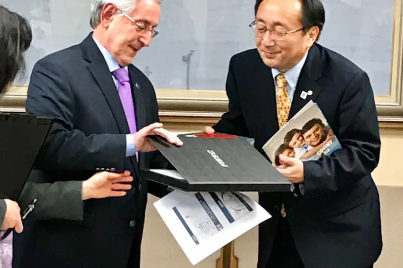 Presidente da FIESC, Glauco José Côrte (esq.), e o governador da Província de Aomori, Shingo Mimura (foto: divulgação FIESC)
