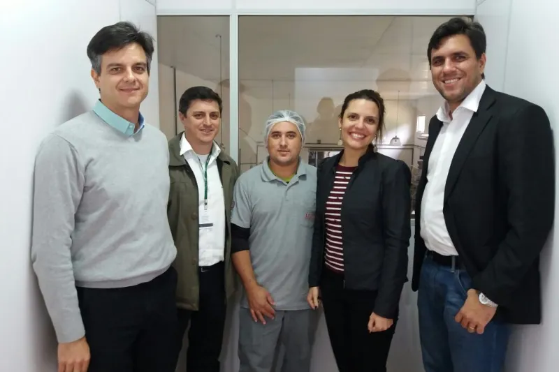 Paulo (Harbor), Vinotti (SENAI), Cristiano (coordenador da produção da Lunã), Gabriela (MDIC) e Fábio Pires (DN)