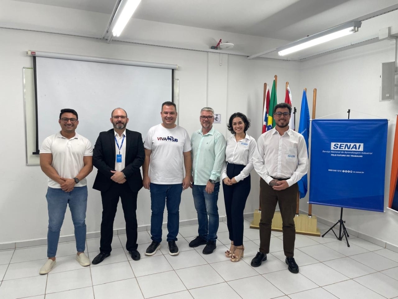 grupo de seis pessoas composto por integrantes da equipe técnica da prefeitura de São João Batista e do SENAI